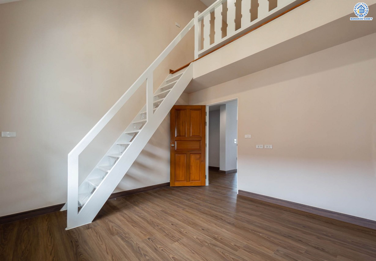 บ้านมือสองตกแต่งใหม่ แบรนด์ Q.House ม.ลัดดารมย์ ปิ่นเกล้า หลังใหญ่ตกแต่งเรียบหรู เนื้อที่ 92.8 ตร.ว. พื้นที่ใช้สอยเยอะถึง 320 ตร.ม. ฟังก์ชันจัดเต็ม 3 ห้องนอน 4 ห้องน้ำ 1 ห้องอเนกประสงค์ 1 ห้องแม่บ้าน จอดรถได้ 4 คัน พร้อม Living Room กว้าง บนทำเลศักยภาพ ใกล้เซ็นทรัลเวสต์เกต, วงเวียนพระราม5, ทางด่วน "กาญจนาภิเษก" และรถไฟฟ้า "สถานีตลาดบางใหญ่"